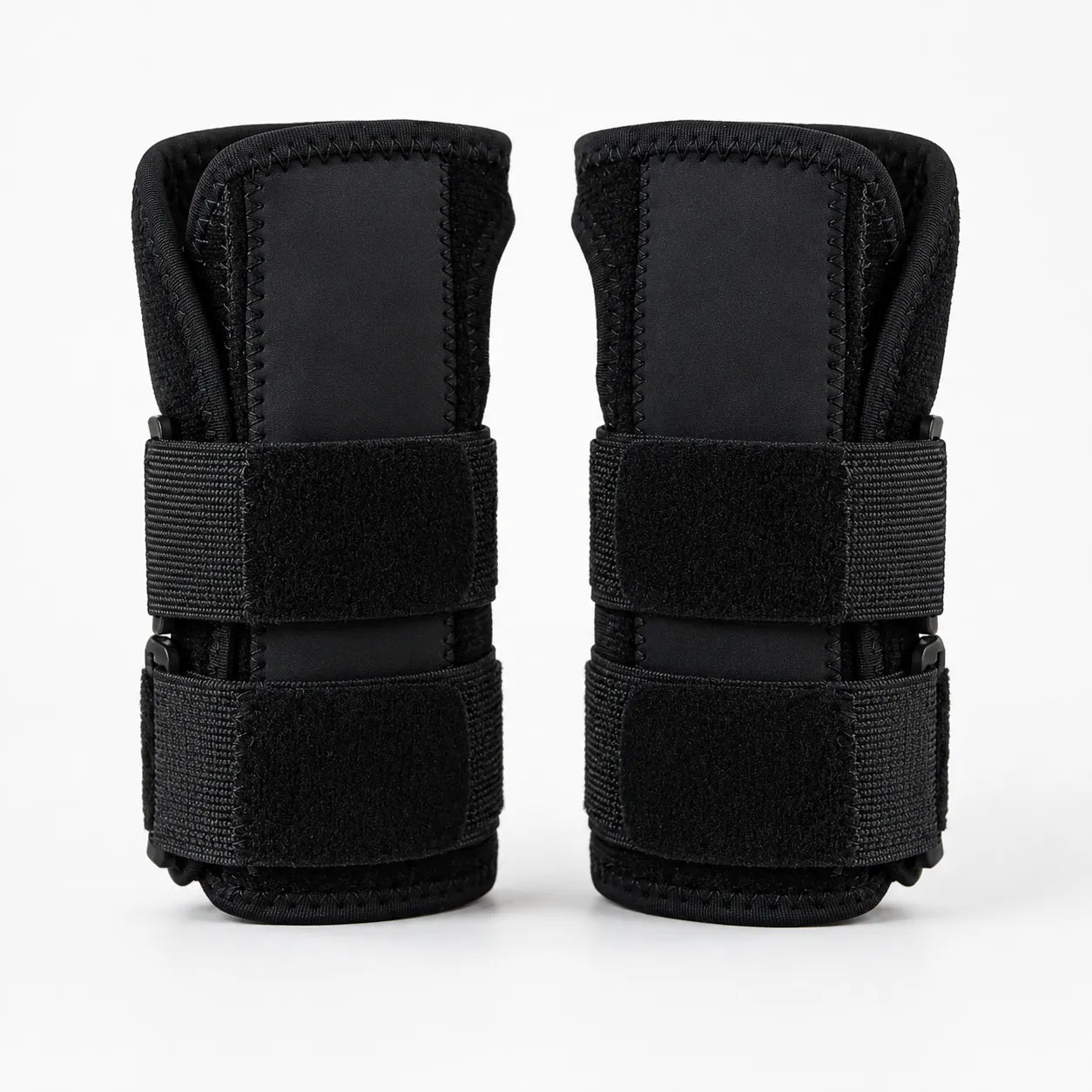 Svart stabilt handledsbandage fram- och baksida med justerbara remmar.