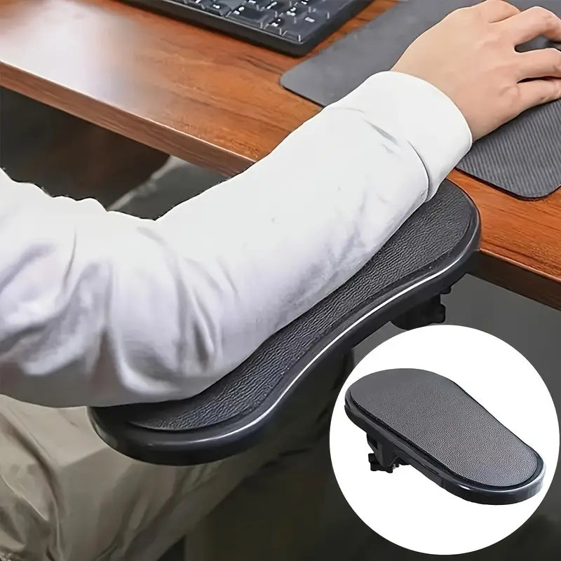 Arm placerad på stöd vid arbete med mus och tangentbord