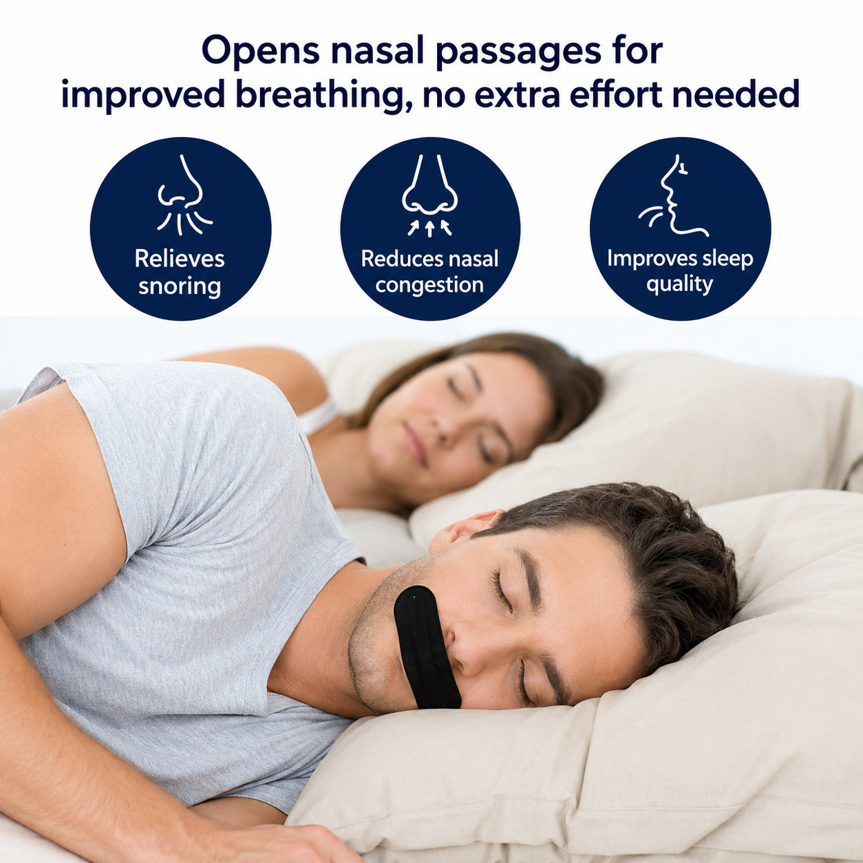 Man och kvinna som sover i säng där mannen använder svart mouth tape för förbättrad andning och minskad snarkning.