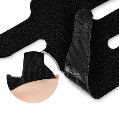 Närbild av svart förklippt kinesiologitejp för fingrar som visar materialets strukturerade insida.