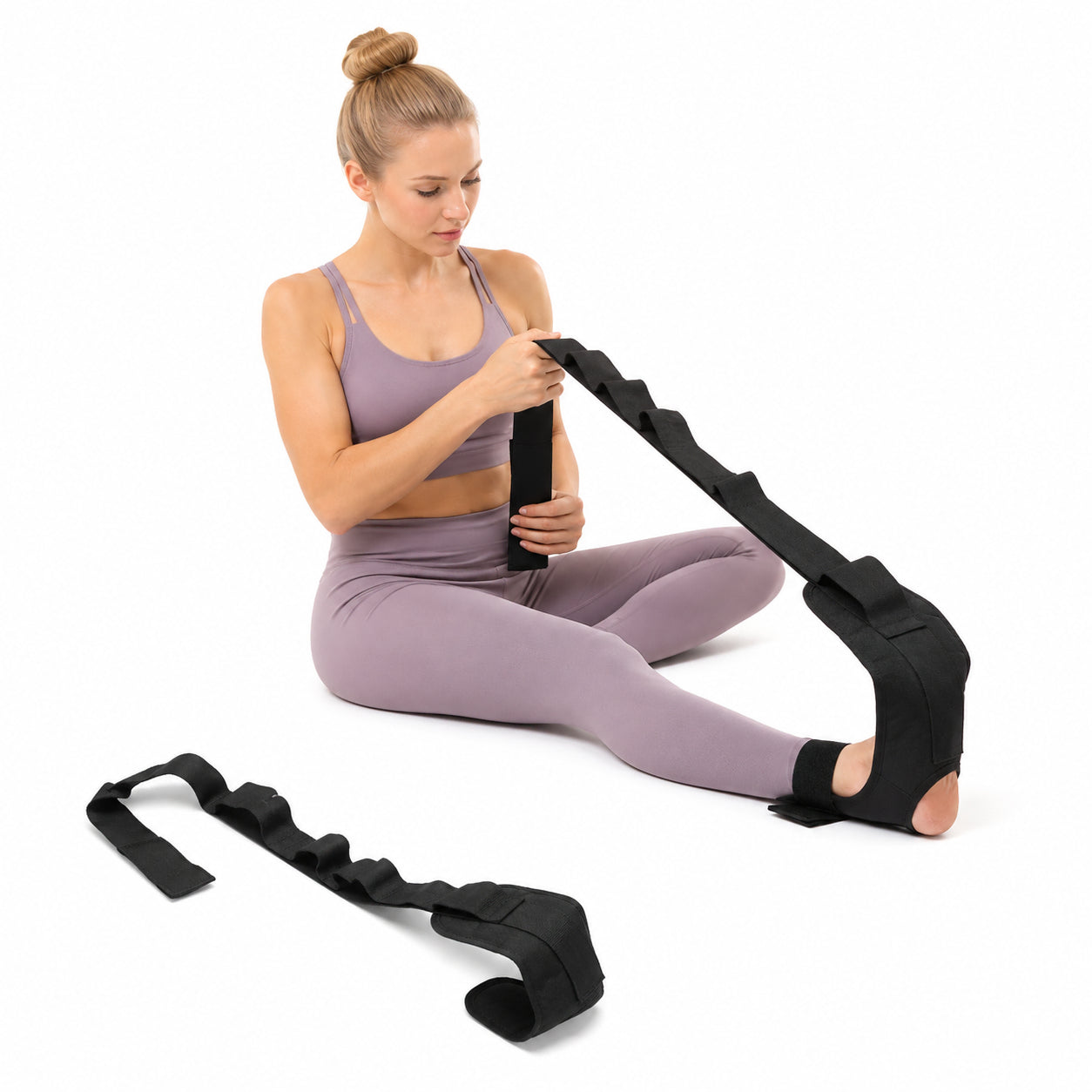 Person stretchar fot och vad med hälsporre stretchband.