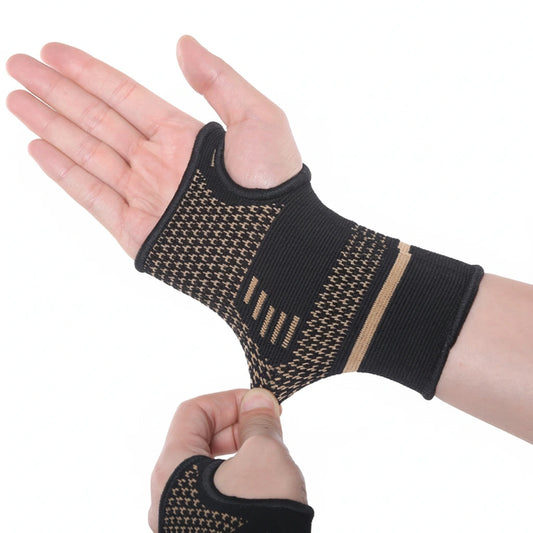 Handledsstöd med kompression som ger stöd runt handleden, visat på hand.