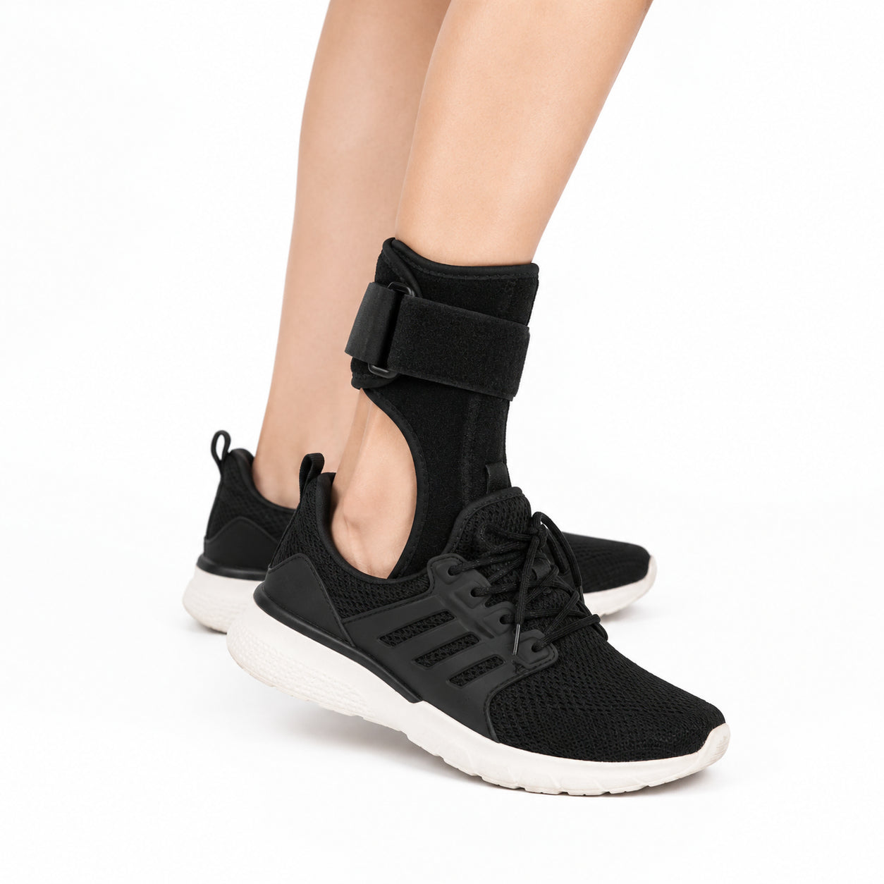 Justerbart ankelstöd för fotlyft som används tillsammans med sko för stöd av foten vid gång.