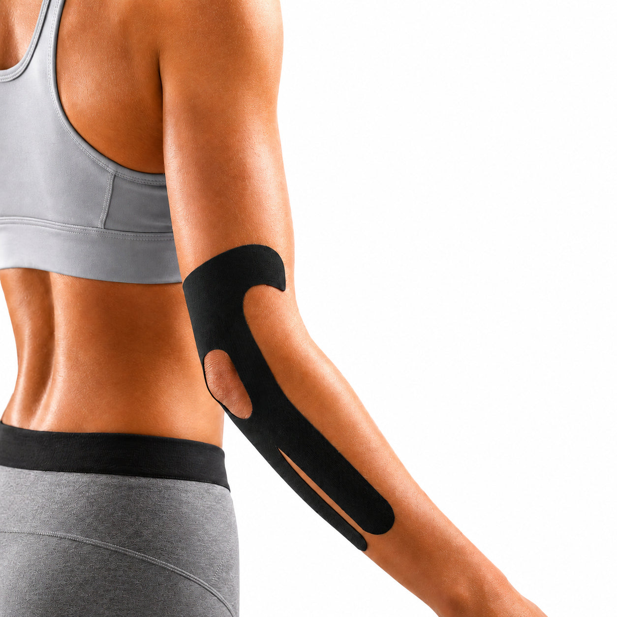 Svart förklippt kinesiologitejp med flexibel design applicerad runt armbågen och längs underarmen.