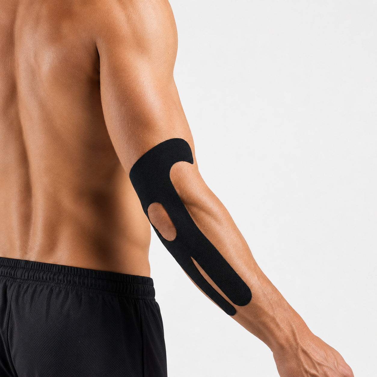 Man med svart förklippt kinesiologitejp med flexibel design applicerad runt armbågen och längs underarmen.