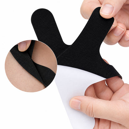 Närbild av svart förklippt kinesiologitejp för armbåge som visar flexibel form och självhäftande baksida.