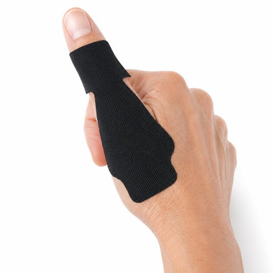Svart förklippt kinesiologitejp med flexibel design applicerad runt tummen och handen.