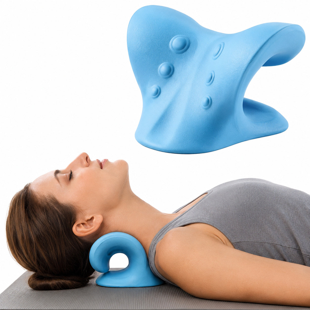 Kvinna använder kiropraktisk nackkudde för nackstretch och avslappning med ergonomiskt stöd.