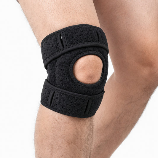 Justerbart knästöd med patellaöppning och remmar för stabilt stöd runt knäskålen.