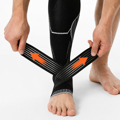Kompressionsstrumpor för vader med korsade stabiliseringsband som ger extra stöd runt fotleden.