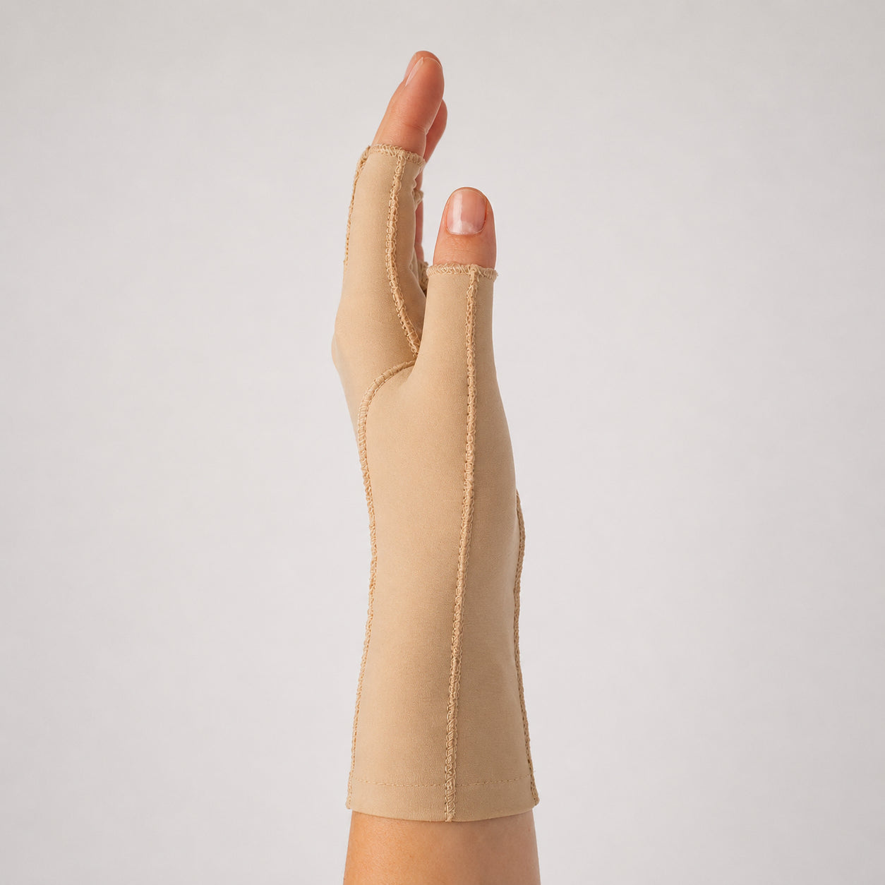 Medicinsk kompressionshandske med ergonomisk passform för stöd och kompression av hand och handled.