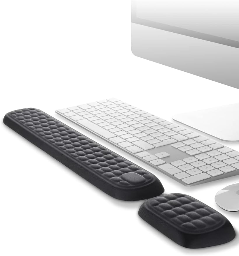 Memory Foam Handledsstöd placerat framför tangentbord