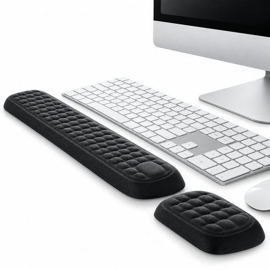 Ergonomiskt handleds- och musstöd i memory foam för ökad komfort vid skrivbordet.