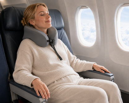 Resekudde med huvudstöd som ger stabilt stöd för nacke och huvud under flygresor.