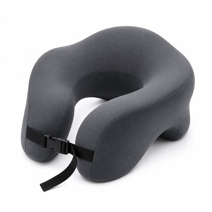 Resekudde med huvudstöd i ergonomisk design som ger stabilt stöd för nacke och huvud under resor.
