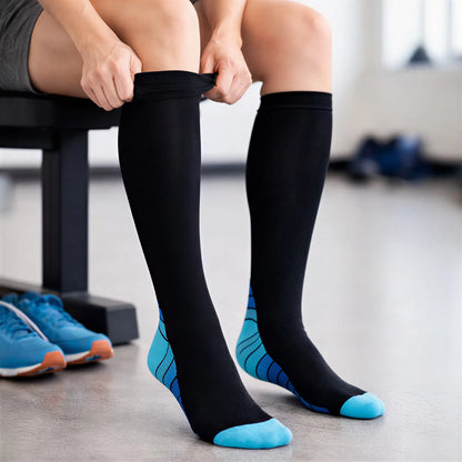 Person tar på sig sportiga stödstrumpor inför träning