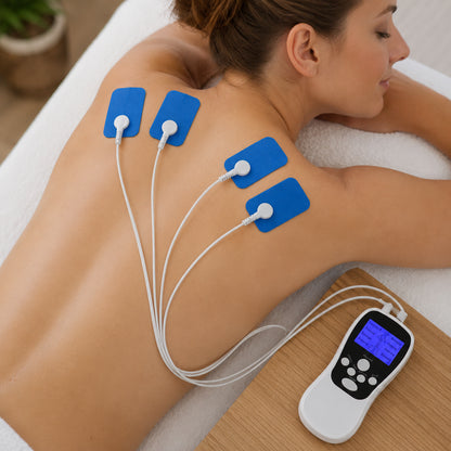 Person använder en TENS/EMS-massageapparat med fyra elektrodkuddar på ryggen för muskelstimulering och smärtlindring.